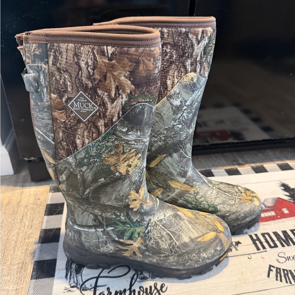 Mens Woody Max Muck Vibram boots size 9 only worn a few times.